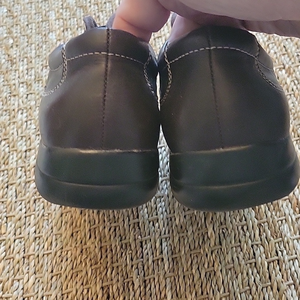 ST. JOHNS BAY leather shoes. Tan stitching. Great condtion size is 7.5. - Picture 2 of 7